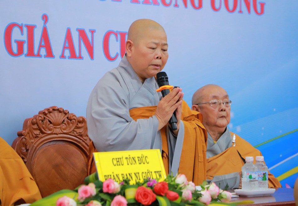 Ni trưởng Thích nữ Tịnh Nghiêm sách tấn chư hành giả Ni tỉnh Bà Rịa - Vũng Tàu
