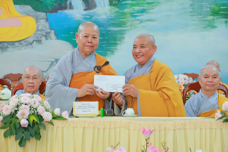 Ni trưởng Thích nữ Tịnh Nghiêm và Ni trưởng Thích nữ Như Pháp - Trưởng Phân ban Ni giới tỉnh Bình Dương tại trường hạ chùa Tây Thiên