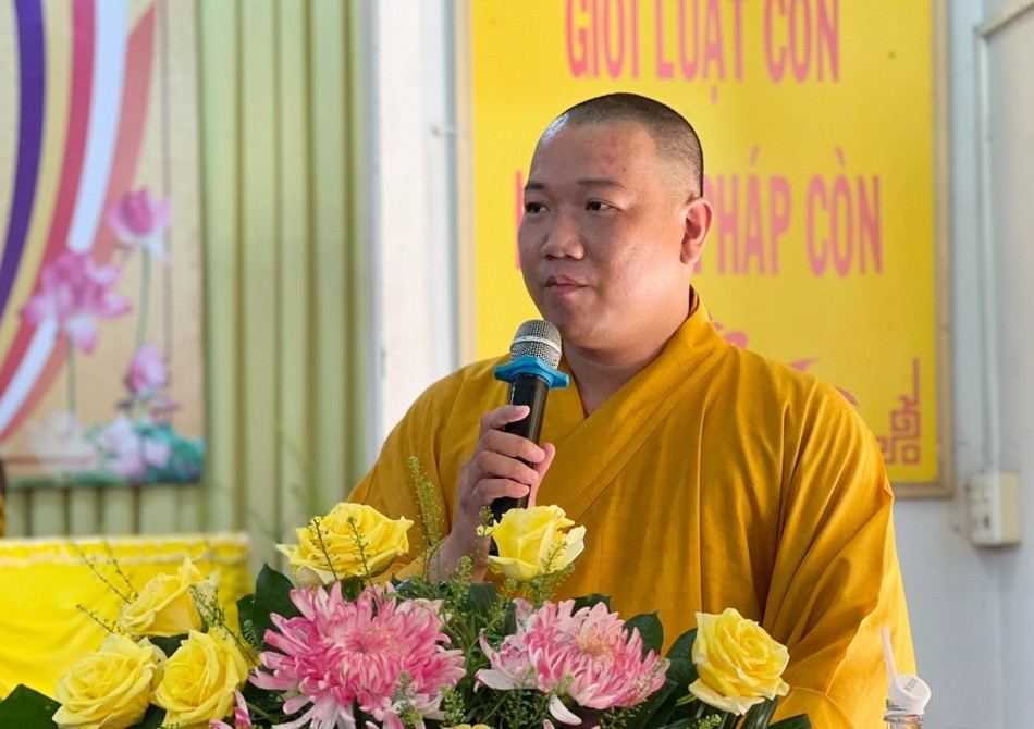 Đại đức Thích Minh Trí báo cáo công tác tổ chức khóa huân tu