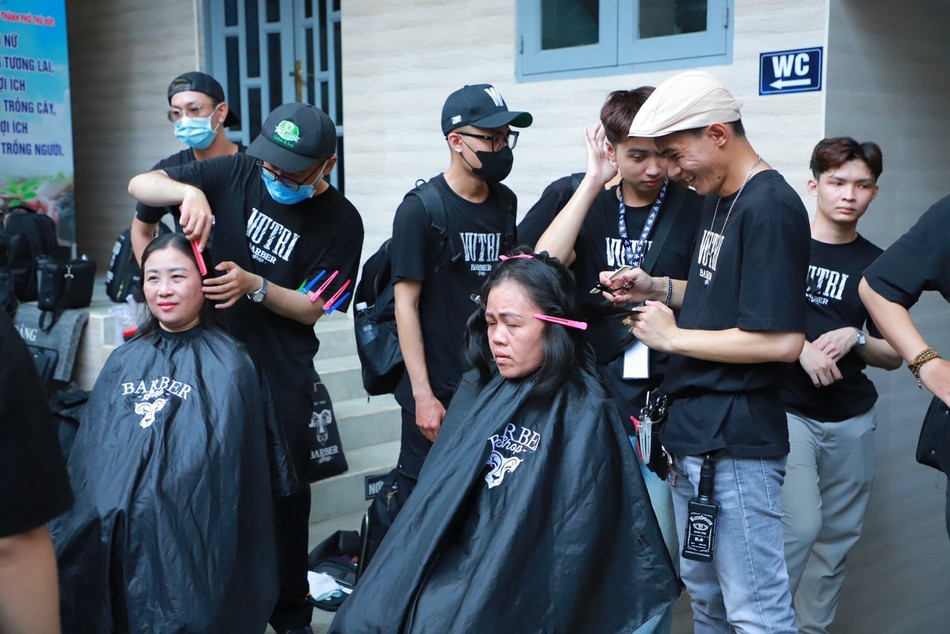 Cắt tóc miễn phí cho nữ công nhân Cắt tóc miễn phí cho nữ công nhân