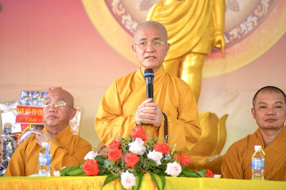 Thượng tọa Thích Quảng Hiền sách tấn tại lễ khai mạc trại Thượng tọa Thích Quảng Hiền sách tấn tại lễ khai mạc trại