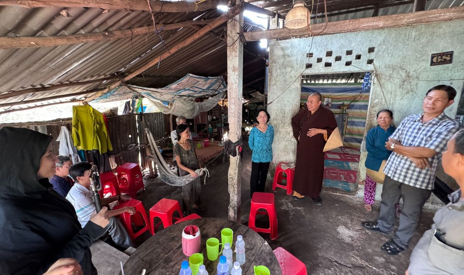 Hội Từ thiện chùa Tường Nguyên khảo sát căn nhà sẽ được xây mới cho gia đình Hội Từ thiện chùa Tường Nguyên khảo sát căn nhà sẽ được xây mới cho gia đình