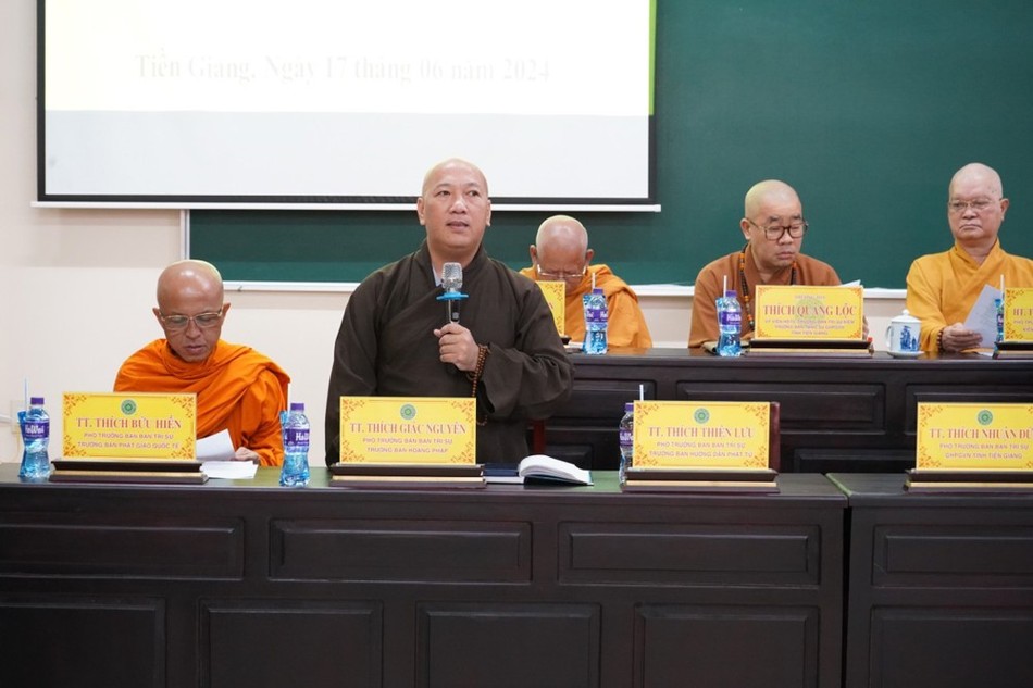 Thượng tọa Thích Giác Nguyên báo cáo bổ sung các hoạt động Phật sự