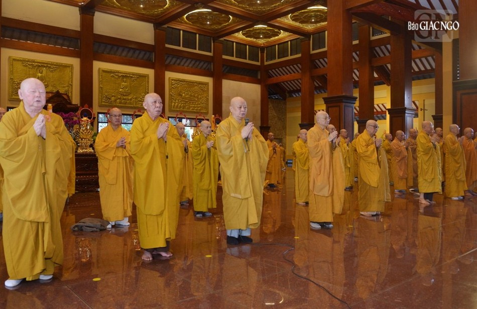 Chư tôn đức đảnh lễ Tam bảo tại chánh điện Việt Nam Quốc Tự Chư tôn đức đảnh lễ Tam bảo tại chánh điện Việt Nam Quốc Tự