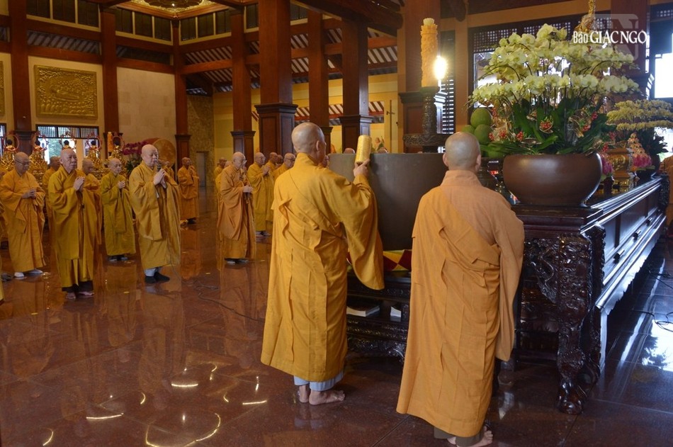 Chư tôn giáo phẩm thành kính đảnh lễ; thực hiện nghi thức Bố-tát, nghi thức đặc thù của Tăng đoàn Chư tôn giáo phẩm thành kính đảnh lễ; thực hiện nghi thức Bố-tát, nghi thức đặc thù của Tăng đoàn