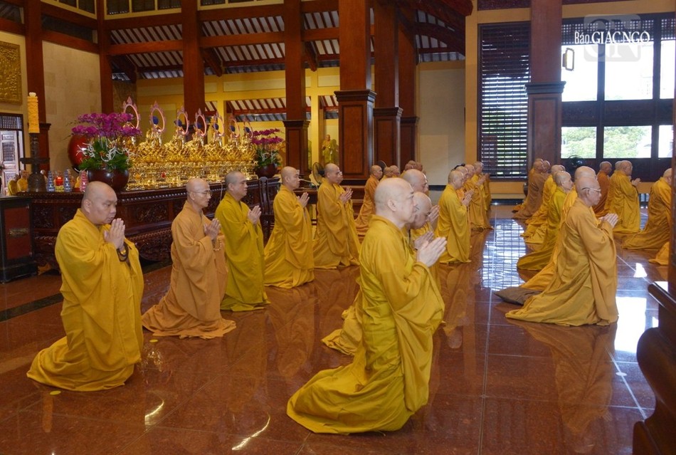 Chư Tăng trang nghiêm tại chánh điện Việt Nam Quốc Tự Chư Tăng trang nghiêm tại chánh điện Việt Nam Quốc Tự