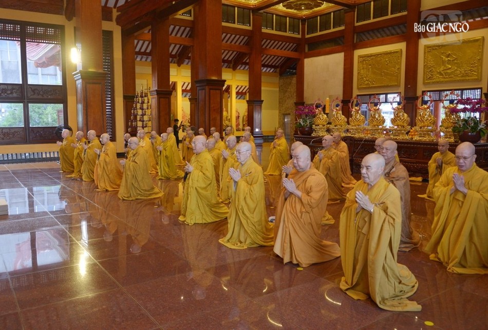 Chư Tăng vân tập định kỳ thính giới, cùng nhắc nhở nhau về giới pháp của hành giả xuất gia, nhằm nuôi lớn các thiện pháp, giới thân huệ mạng Chư Tăng vân tập định kỳ thính giới, cùng nhắc nhở nhau về giới pháp của hành giả xuất gia, nhằm nuôi lớn các thiện pháp, giới thân huệ mạng