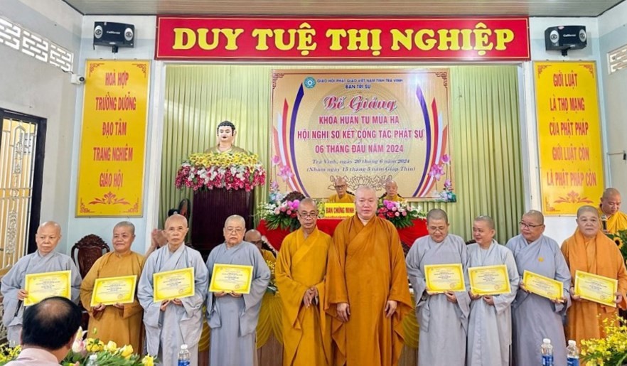 Trao Giấy chứng nhận tham gia khóa huân tu đến chư Ni