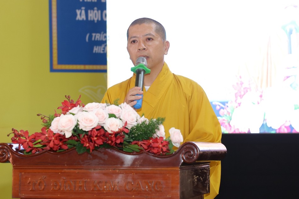 Đại đức Thích Thiện Danh báo cáo công tác tổ chức khóa bồi dưỡng