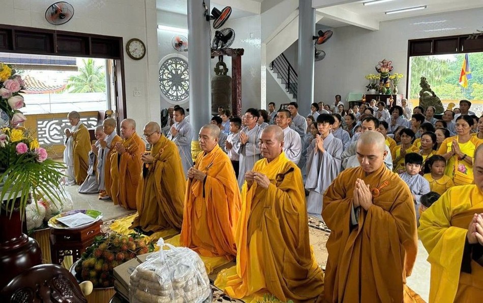 Đoàn niêm hương Tam bảo