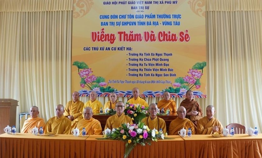 Chư tôn đức phái đoàn Ban Thường trực Ban Trị sự tỉnh thăm, cúng dường trường hạ TX.Phú Mỹ