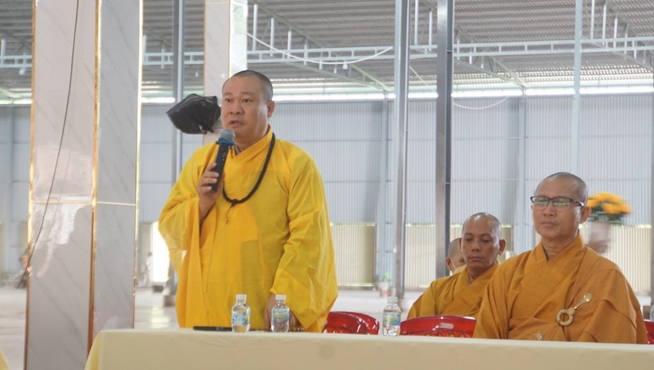 Thượng tọa Thích Nguyên Thái phát biểu chào mừng phái đoàn Ban Thường trực Ban Trị sự tỉnh đến thăm các trường hạ TX.Phú Mỹ