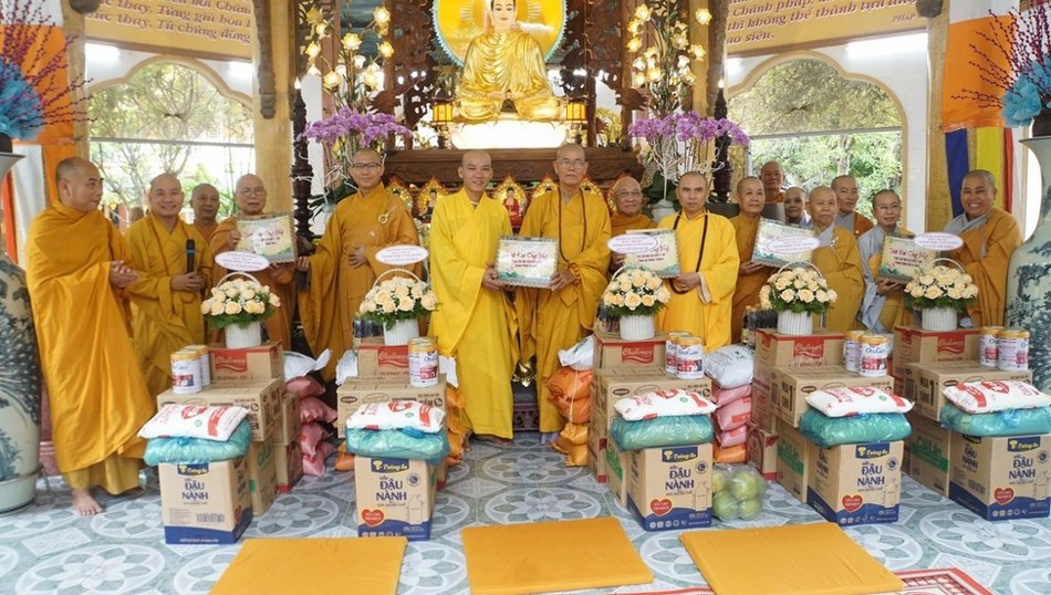 Cúng dường các trường hạ TX.Phú Mỹ