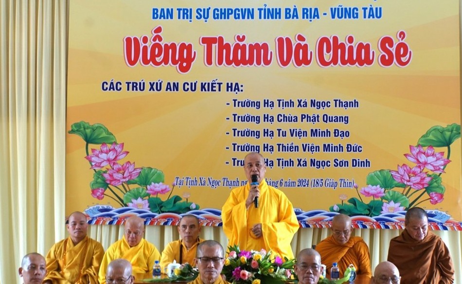 Hòa thượng Thích Minh Thuận sách tấn đến hành giả Tăng - Ni các trường hạ TX.Phú Mỹ