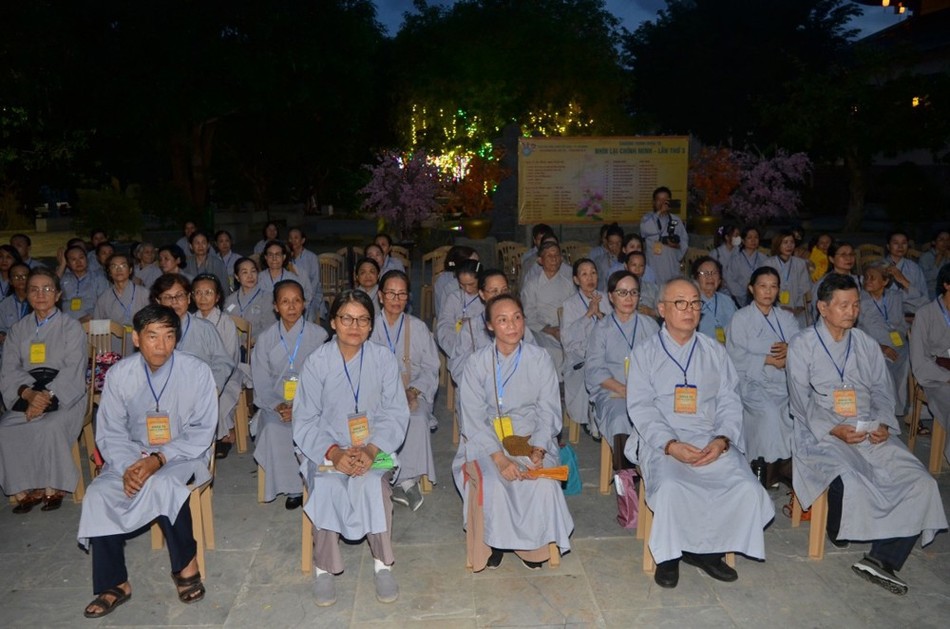 Phật tử tham gia khóa tu