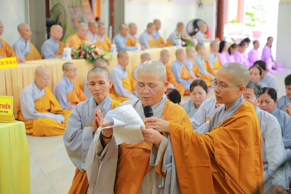 Đại diện hành giả chùa Liên Hoa (tỉnh Trà Vinh) báo cáo sinh hoạt tu học trường hạ