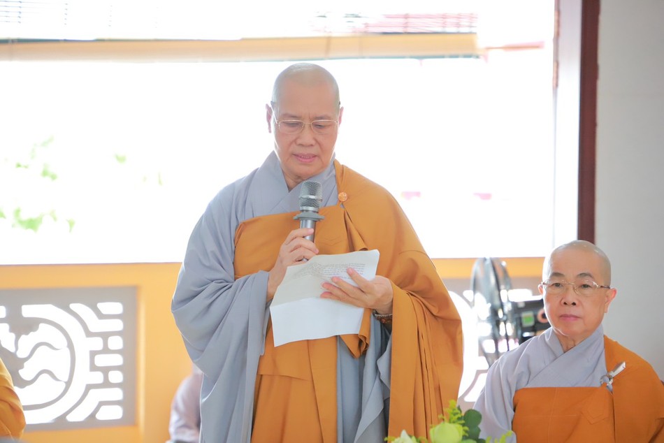 Ni trưởng Thích nữ Như Trí đọc thư gởi hành giả Ni của Ni trưởng Thích nữ Nhật Khương