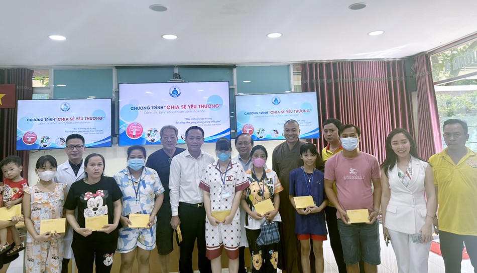 Trao quà cho các cháu và gia đình tại Bệnh viện Nhi Đồng 1 - Ảnh: TN