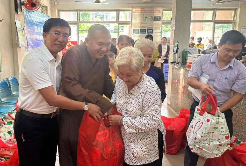 Trao quà đến các hộ nghèo trên địa bàn Q.8 - Ảnh: VL Trao quà đến các hộ nghèo trên địa bàn Q.8 - Ảnh: VL