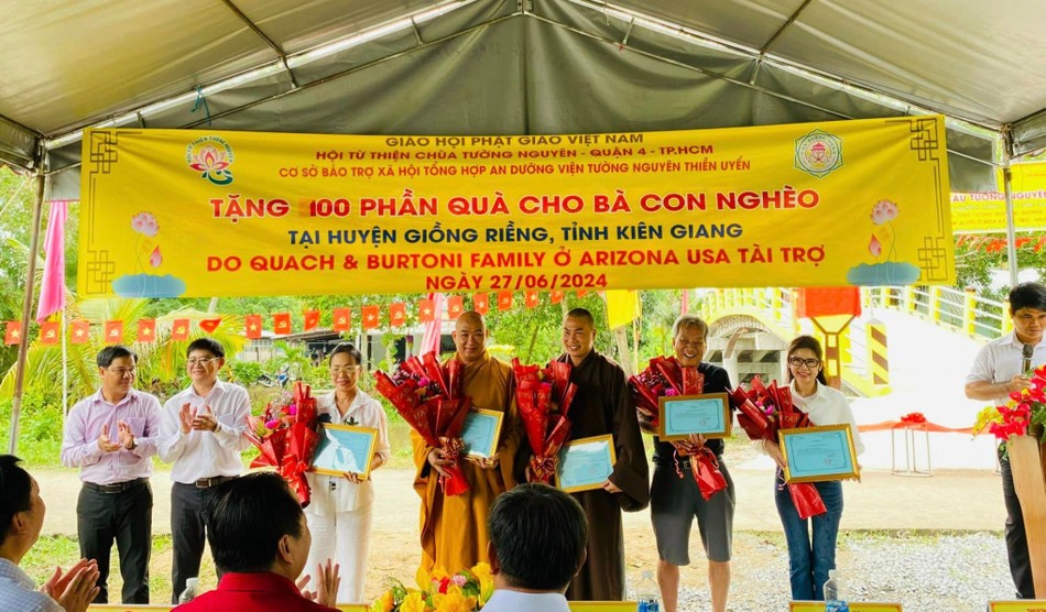 Đại diện Hội Từ thiện chùa Tường Nguyên và mạnh thường quân nhận Giấy tri ân của chính quyền địa phương Đại diện Hội Từ thiện chùa Tường Nguyên và mạnh thường quân nhận Giấy tri ân của chính quyền địa phương