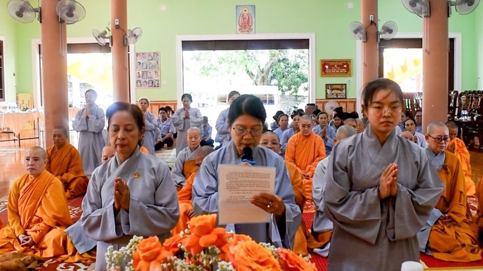 Đại diện Phật tử trong đoàn tác bạch cúng dường trường hạ TX.Ngọc Hòa