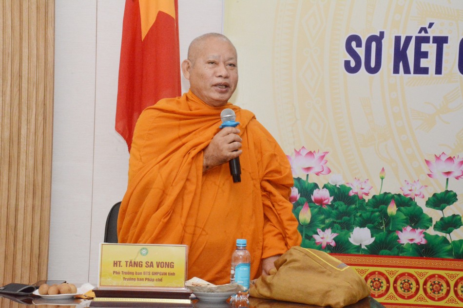 Hòa thượng Tăng Sa Vong đóng góp ý kiến tại hội nghị Hòa thượng Tăng Sa Vong đóng góp ý kiến tại hội nghị