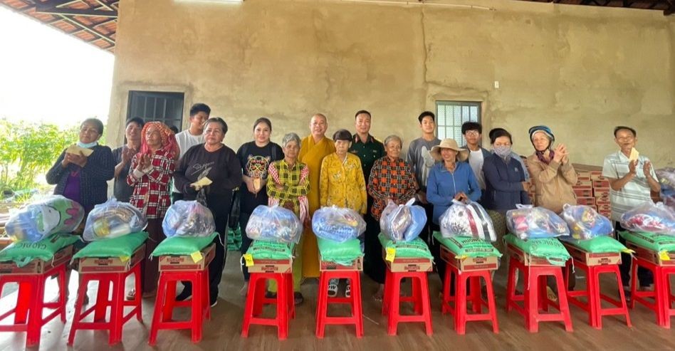 Trao quà đến đồng bào dân tộc khó khăn