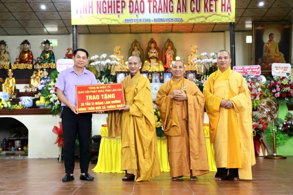 Ban Trị sự GHPGVN tỉnh Lào Cai trao tặng bảng ủng hộ đến Ủy ban MTTQVN tỉnh 30 tấn xi-măng làm đường nông thôn mới