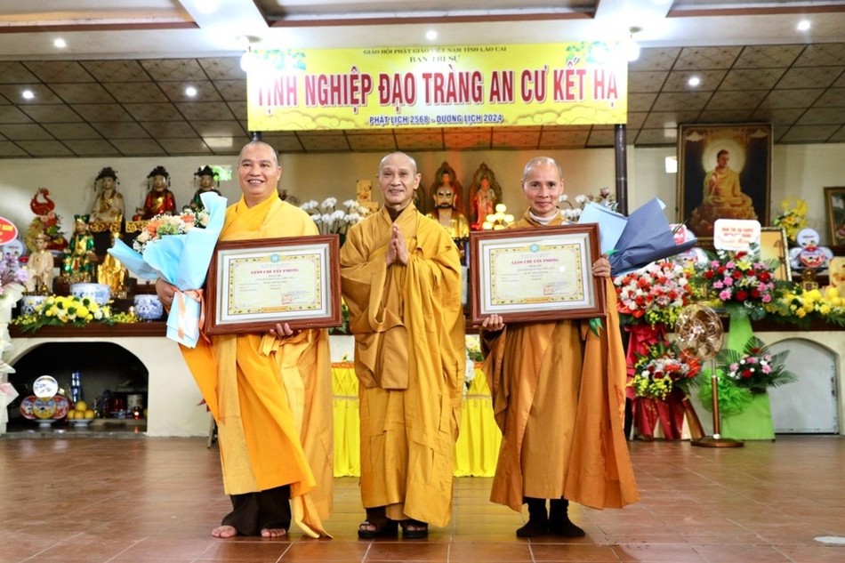 Hòa thượng Thích Thanh Điện trao giáo chỉ tấn phong cho 2 vị Thượng tọa