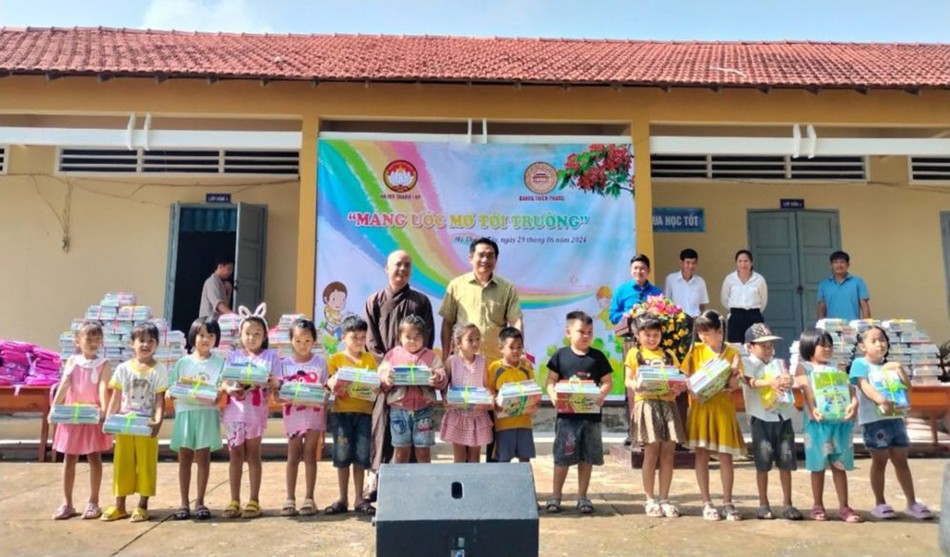 Tại chương trình “Mang ước mơ đến trường”, Đại đức Thích Thiện Đăng, trụ trì chùa Thiên Phước đã trao tặng 145 phần quà cho học sinh