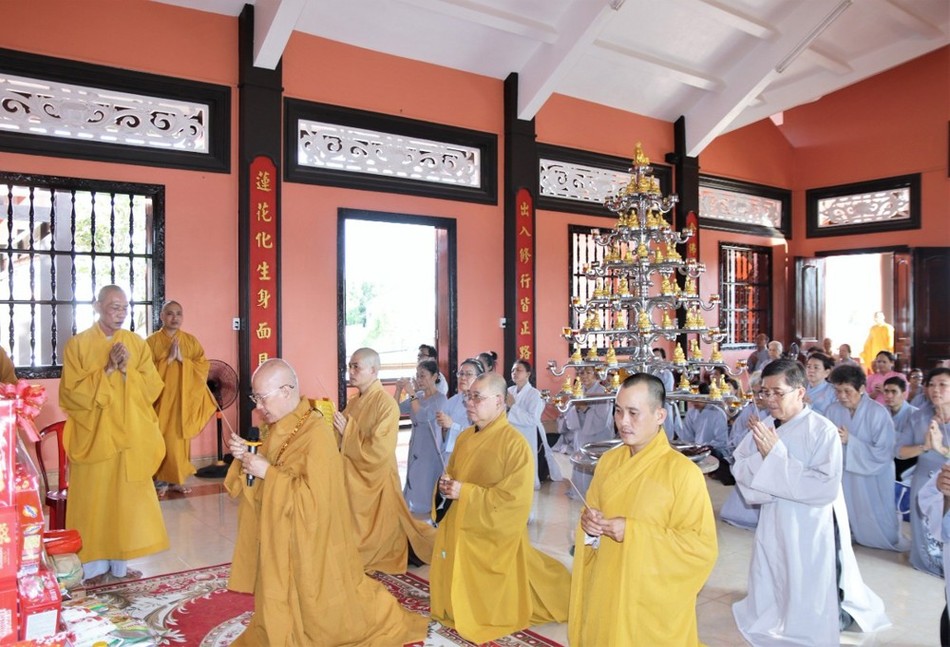 Đoàn Ban Hướng dẫn Phật tử TP.HCM dâng hương Tam bảo Đoàn Ban Hướng dẫn Phật tử TP.HCM dâng hương Tam bảo