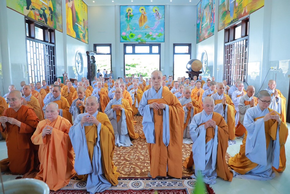 Dâng hương Tam bảo tại trường hạ Diệu Nghiêm, tỉnh Ninh Thuận Dâng hương Tam bảo tại trường hạ Diệu Nghiêm, tỉnh Ninh Thuận