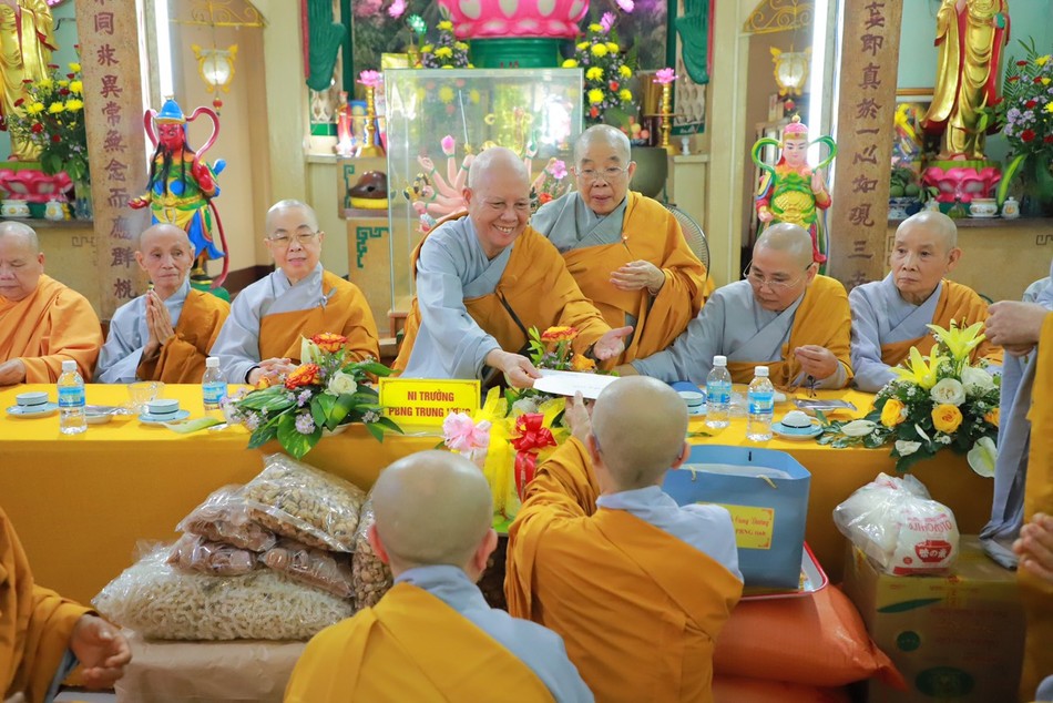 Ni trưởng Thích nữ Như Minh, Phó Trưởng Phân ban Ni giới T.Ư phụ trách khu vực miền Trung trao thư đến chư hành giả Ni trưởng Thích nữ Như Minh, Phó Trưởng Phân ban Ni giới T.Ư phụ trách khu vực miền Trung trao thư đến chư hành giả