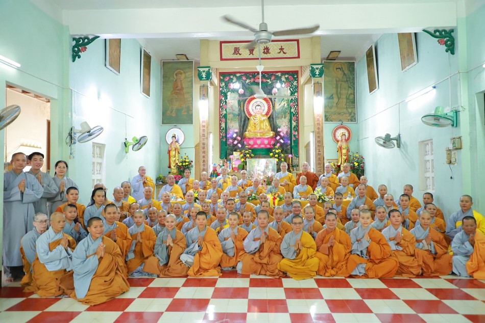 Chụp ảnh lưu niệm với hành giả chùa Bình Quang, tỉnh Phú Yên. Đoàn tiếp tục hành trình đến các tỉnh thành: Bình Định, Quảng Nam, Quảng Ngãi, TP.Đà Nẵng, Thừa Thiên Huế, Quảng Trị Chụp ảnh lưu niệm với hành giả chùa Bình Quang, tỉnh Phú Yên. Đoàn tiếp tục hành trình đến các tỉnh thành: Bình Định, Quảng Nam, Quảng Ngãi, TP.Đà Nẵng, Thừa Thiên Huế, Quảng Trị