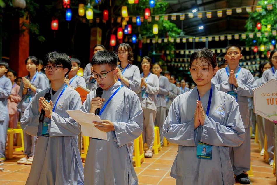Bạn Nguyễn Minh Đức đại diện 527 tu sinh dâng lời tác bạch và phát nguyện tinh tiến tu học Bạn Nguyễn Minh Đức đại diện 527 tu sinh dâng lời tác bạch và phát nguyện tinh tiến tu học