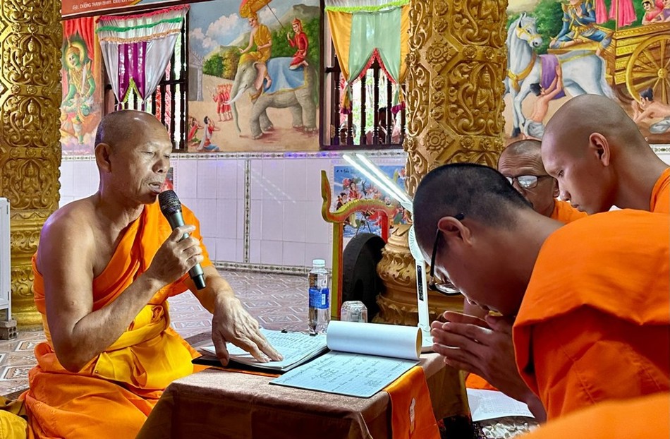 Hòa thượng Tế độ truyền giới Tỳ-kheo đến các vị giới tử