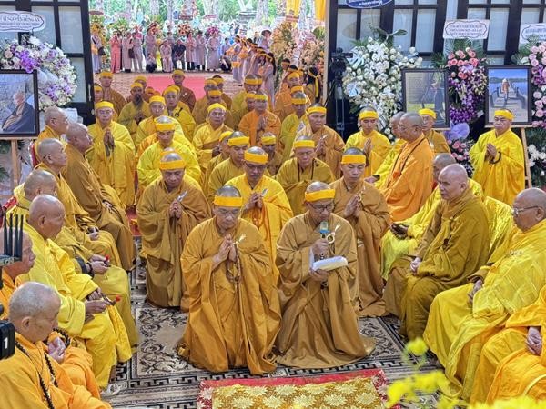 Môn đồ pháp quyến tưởng niệm trước Giác linh đài Môn đồ pháp quyến tưởng niệm trước Giác linh đài