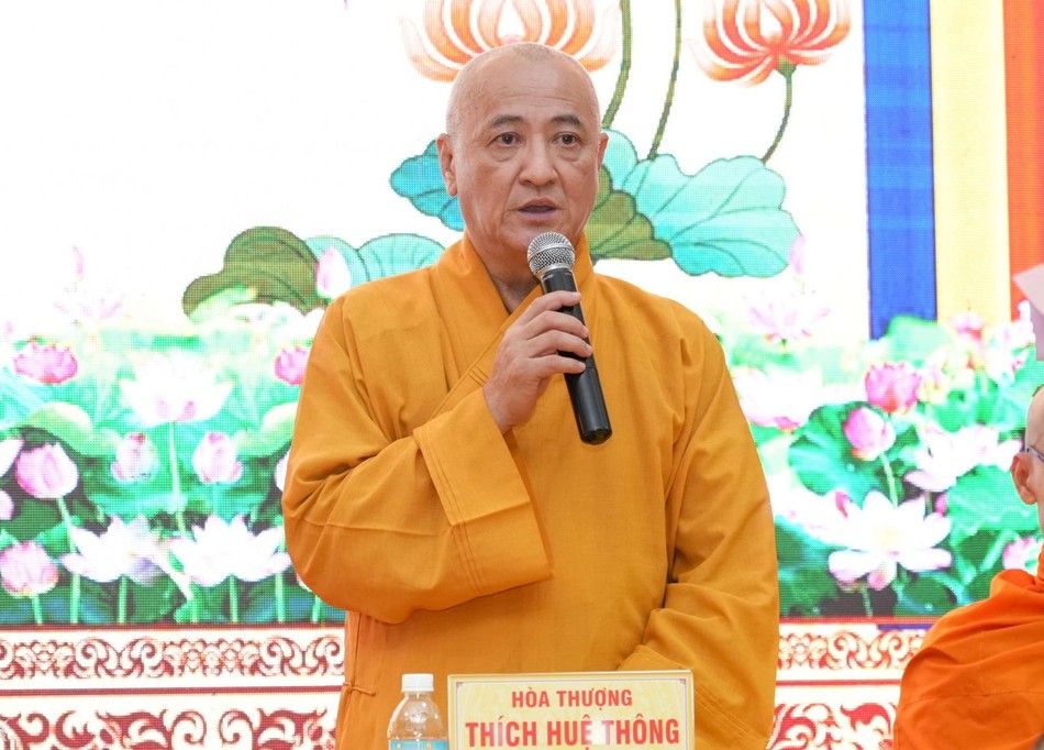 Hòa thượng Thích Huệ Thông ban đạo từ Hòa thượng Thích Huệ Thông ban đạo từ