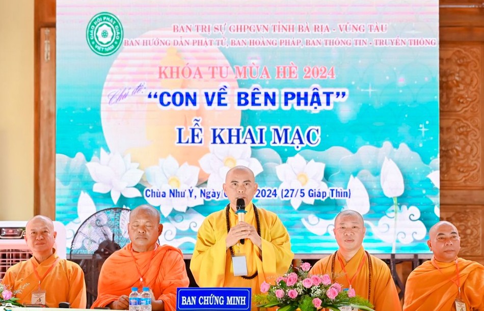 Thượng tọa Thích Nhuận Nghĩa đạo từ tại lễ khai mạc khóa tu Thượng tọa Thích Nhuận Nghĩa đạo từ tại lễ khai mạc khóa tu