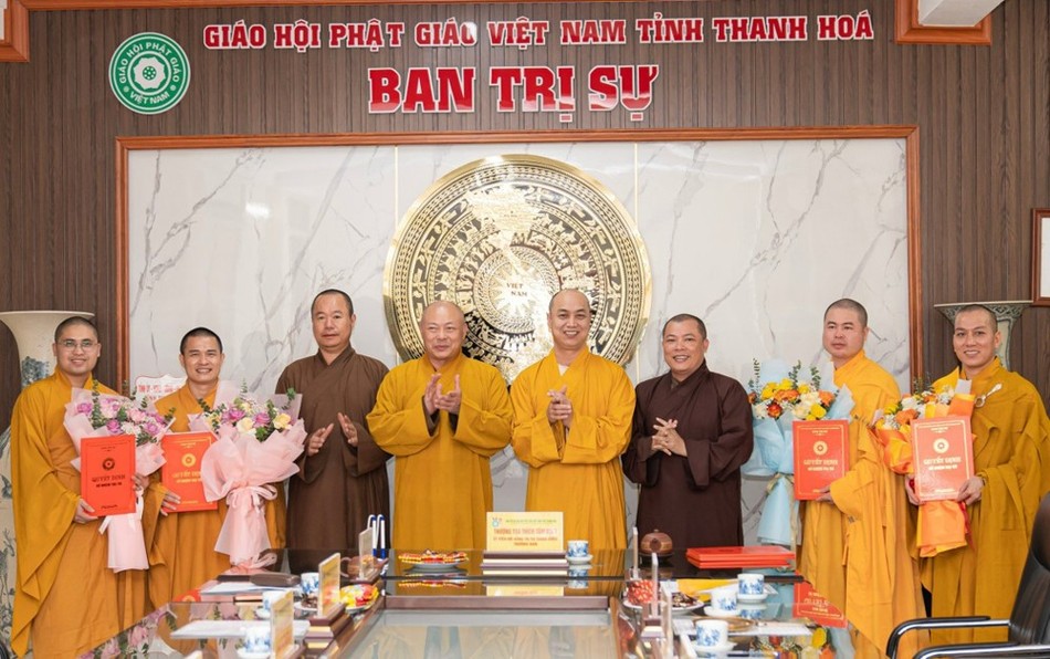 Thượng tọa Thích Tâm Định trao quyết định và tặng hoa chúc mừng đến các Tăng Ni được bổ nhiệm