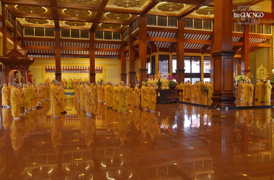 Chư Tăng vân tập định kỳ thính giới, cùng nhắc nhở nhau về giới pháp của hành giả xuất gia Chư Tăng vân tập định kỳ thính giới, cùng nhắc nhở nhau về giới pháp của hành giả xuất gia