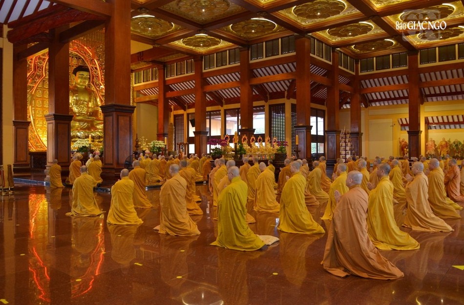 Chư vị giáo phẩm xưng tán và đảnh lễ Tam bảo Chư vị giáo phẩm xưng tán và đảnh lễ Tam bảo