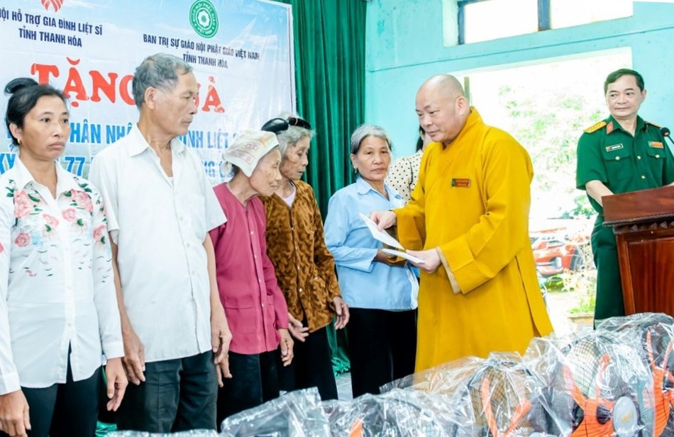 Thượng tọa Thích Tâm Định trao quà đến đại diện các gia đình chính sách