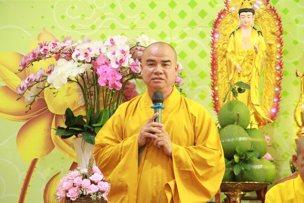 Thượng tọa Thích Tĩnh Triệt đã tán thán tinh thần tu học của chư hành giả Ni chùa Hưng Thiền