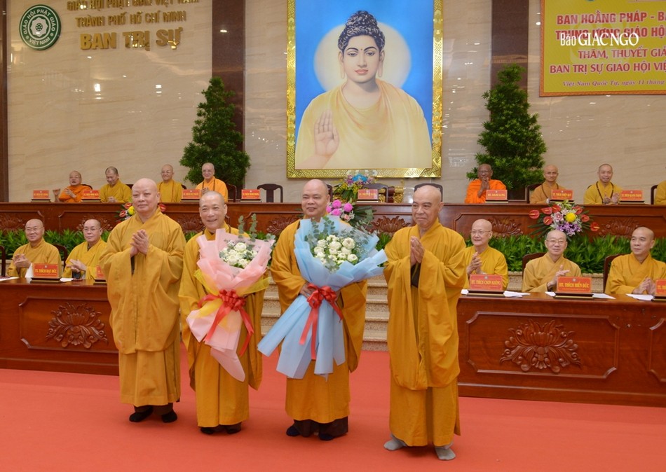 Hòa thượng Thích Lệ Trang, Hòa thượng Thích Nhựt Hỷ tặng hoa chúc mừng đến Hòa thượng Thích Bảo Nghiêm và Thượng tọa Thích Thanh Phong Hòa thượng Thích Lệ Trang, Hòa thượng Thích Nhựt Hỷ tặng hoa chúc mừng đến Hòa thượng Thích Bảo Nghiêm và Thượng tọa Thích Thanh Phong