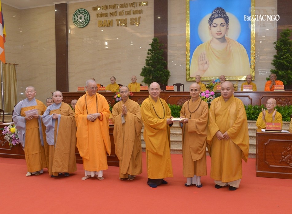 Chư tôn đức Ban Hoằng pháp T.Ư, Ban Kinh tế - Tài chính T.Ư trao cúng dường trường hạ Chư tôn đức Ban Hoằng pháp T.Ư, Ban Kinh tế - Tài chính T.Ư trao cúng dường trường hạ