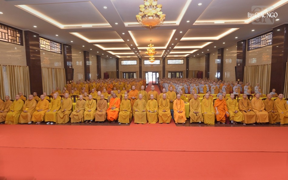 Chư tôn đức Ban Hoằng pháp T.Ư, Ban Kinh tế - Tài chính T.Ư chụp ảnh lưu niệm tại Việt Nam Quốc Tự, sáng nay 11-7 (6-6-Giáp Thìn) Chư tôn đức Ban Hoằng pháp T.Ư, Ban Kinh tế - Tài chính T.Ư chụp ảnh lưu niệm tại Việt Nam Quốc Tự, sáng nay 11-7 (6-6-Giáp Thìn)