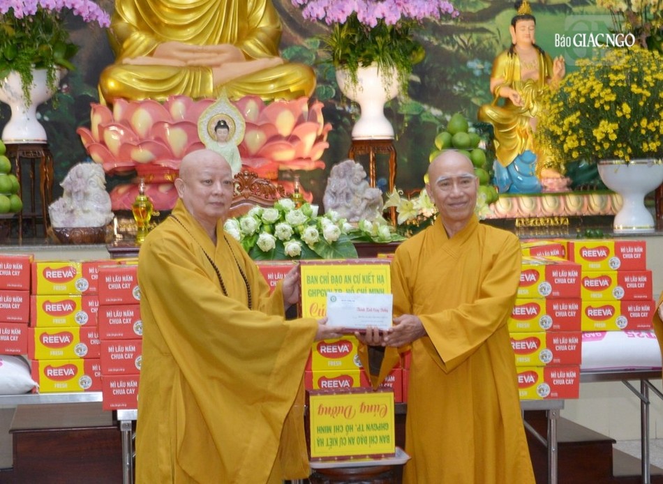 Hòa thượng Thích Lệ Trang trao cúng dường đến đại diện Ban Chức sự trường hạ Học viện Phật giáo VN tại TP.HCM