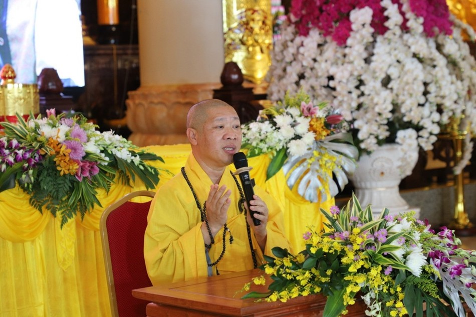 Cùng ngày, toàn thể hội chúng được nghe pháp thoại với đề tài: “Hiểu và tôn kính Phật” do Thượng tọa Thích Thiện Thuận thuyết giảng Cùng ngày, toàn thể hội chúng được nghe pháp thoại với đề tài: “Hiểu và tôn kính Phật” do Thượng tọa Thích Thiện Thuận thuyết giảng