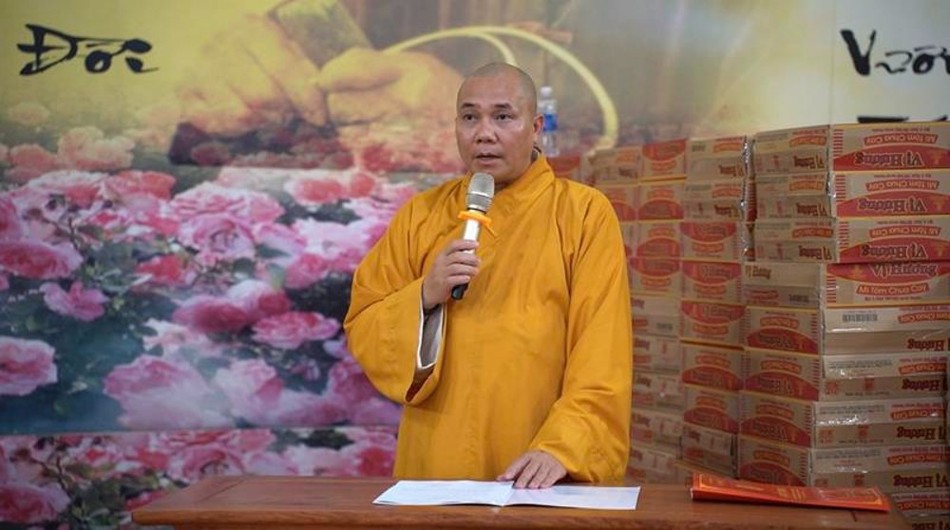 Thượng tọa Thích Vạn Nhơn đọc quyết định Thượng tọa Thích Vạn Nhơn đọc quyết định